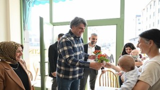 Başkan Kocaman çiçek dağıttı 