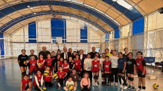 Başkan Topaloğlundan geleceğin voleybolcularına ziyaret
