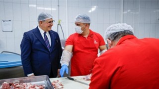 Başkan Tugay aşevinde yemek hazırlığına katıldı