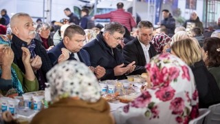 Başkan Tugay, Bayındırlılarla aynı sofrada buluştu “Gerçek zenginlik bir arada olabilmek”