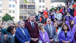 Bucada balonlar  gökyüzüne kadın emeği için yükseldi