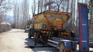 Elmalıda zarar gören ve yıpranan yollar onarılıyor