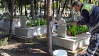 İzmirde bayram öncesi mezarlıklara özel bakım