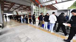 İzmirde öğrencilerin yanında Büyükşehir var