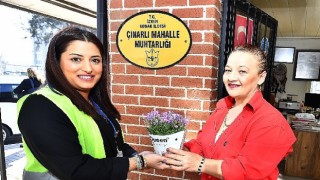 İzmirin kadın muhtarlarına mor çiçekli sürpriz