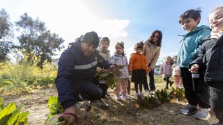 Karşıyaka da anaokulu öğrencileri bostanda üretimi deneyimledi