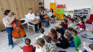 Karşıyakalı minikler Türk müziği çalgıları ile tanışıyor 