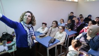 Konakta çocuklar hem eğleniyor hem öğreniyor