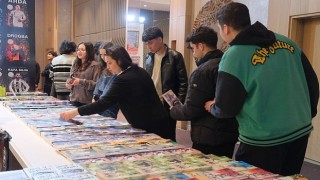 Öğrenciler kitap fuarında 