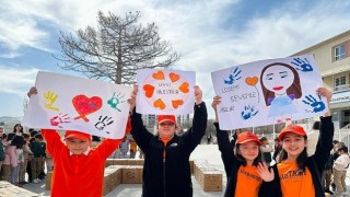 Öğrencilerden lösemili kardeşlerine koli koli mutluluk