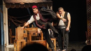 Taşlamalar oyunu Gaziemirde kahkaha tufanı estirdi