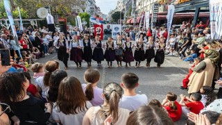7 ülkeden çocuklar 23 Nisanı Yenişehir sokaklarında kutladı