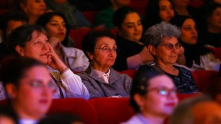 Aktif Yaşlı Merkezi tiyatrocuları sahnede parladı