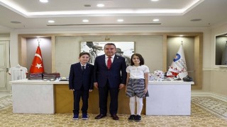 Başkan Böcek makamını çocuk başkana devreti