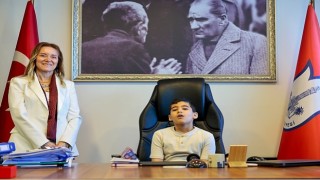 Başkan Mutlu makam koltuğunu çocuklara bıraktı