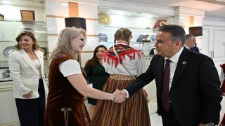 Dünya çocukları Başkan Muhittin Böceki ziyaret etti