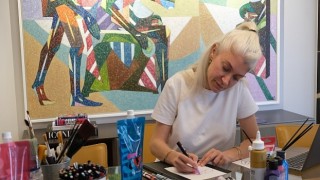 Koruncuk Vakfından 23 Nisana Özel İş Birliği: Deniz Salaçin Erciyas, Kız Çocuklarının Hayallerini SuCo ile birleştirdi!