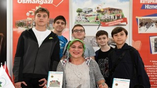 Yazar Halime Yıldız kitaplarını küçük okuyucuları için imzaladı