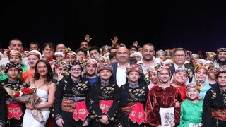 220 dansçı Kuşak ile hem duyguları hem figürleri sahneye taşıdı