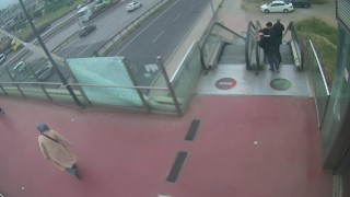 Gençlerin davranışı pes dedirtti