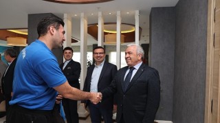 Hentbolcular başarılarını Başkan Şadi Özdemirle paylaştı