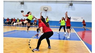 İzmir Büyükşehir Belediyesi Spor Kulübü hentbol takımlarıyla parlıyor