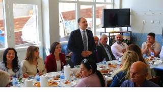 Karabağlarlı muhtarlardan Başkan Kınaya sürpriz kahvaltı