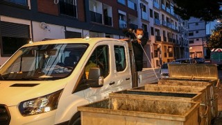 Karşıyakada ilaçlama ekiplerinden akşam mesaisi