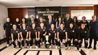 Kupa Mansur Başkanın Ellerinde