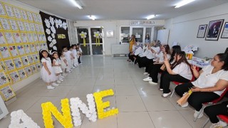 Mutlu Çocuklardan annelere sürpriz