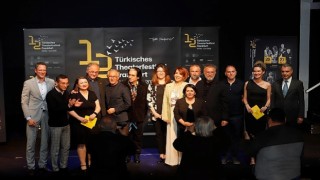 Şehir Tiyatroları “Yenilmez” Oyunuyla Frankfurt Seyircisiyle Buluştu