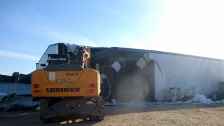 Tarım arazisine inşa edilen kaçak depo yıkıldı