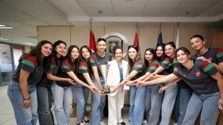 Voleybol ve yüzmede Karşıyaka rüzgarı esti