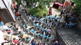 Yazar Karamuti Misi Yazıevinde öğrencilerle söyleşi yaptı