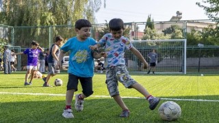 Yenişehir Belediyesi çocuklar için mahallelerde halı saha açmaya devam ediyor