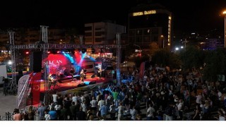 Başkan Çerçioğlu Vatandaşları Kuşadasının Eşsiz Mavisinin Eşliğinde Sanatın Ritmiyle Buluşturdu