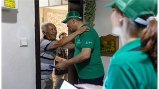 Başkan Tugay “Dönüşüme Evde Başla” projesi için QR kodlu poşet dağıttı