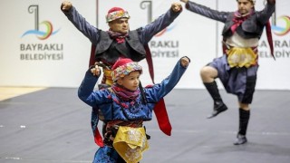 Bayraklıda halk dansları gösterisi nefes kesti