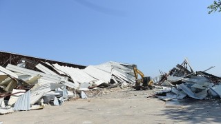 Çalı&#39;da 2 bin 300 metrekarelik kaçak depo yıkıldı