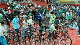 Canikte Camiler Çocuklarla, Çocuklar Hediyelerle Buluşuyor!