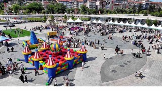 Çocukların neşesi Milli İrade Meydanını sardı