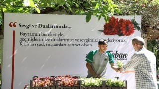 İnegöl Belediyesi Mezarlıklarda 9 Bin Adet Çiçek Dağıttı