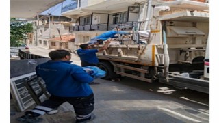 İzmir Büyükşehir Belediyesi evi zarar gören aileyi Uzundere konutlarına taşıdı