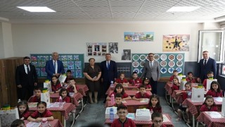 İzmir Valisi Dr. Süleyman Elban, İzmir İl Millî Eğitim Müdürü Dr. Ömer Yahşi, Karne Gününde Öğrencilerle Bir Araya Geldi