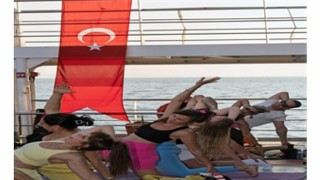 İzmirde güneşi yoga ile uğurladılar