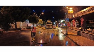 Kemerdeki toz ve toprak olan yollar yıkanıyor