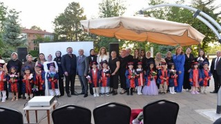 Miniklerin Mezuniyet Sevinci