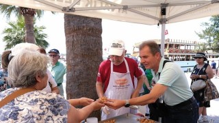Rahmetli, Manisa Büyükşehir Belediye Başkanı Ferdi Zeyrek adına Cumhuriyet Meydanında lokma hayrı