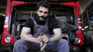 Akın Akınözü apos;Veliahttaki Karakteri İçin Araba Tamirhanesine Girdi!