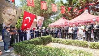 Aktaş ve Büyükakın, dua okudu, karanfil bıraktı